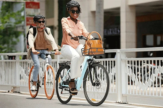 VARUN bicicleta eléctrica circulando por una calle urbana
