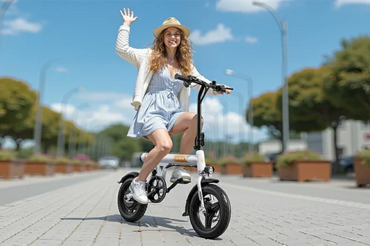 persona sonriendo mientras conduce una bicicleta eléctrica VARUN