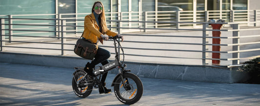 persona disfrutando de un recorrido con un patinete eléctrico VARUN fuera de la ciudad