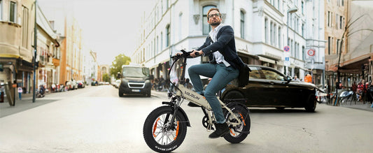 persona disfrutando de un recorrido urbano con un patinete eléctrico VARUN