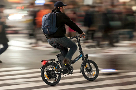 Bicicleta eléctrica VARUN circulando por calles urbanas para desplazamientos diarios
