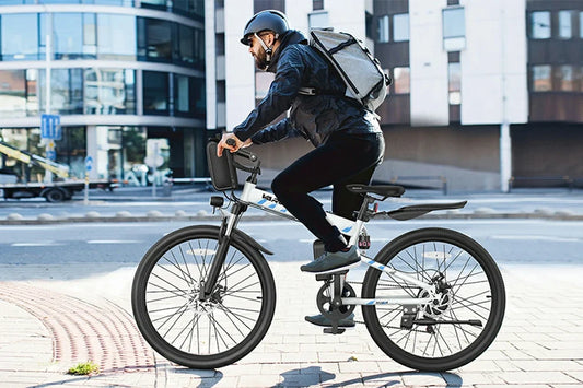 VARUN bicicleta eléctrica con ciclista recorriendo una calle urbana