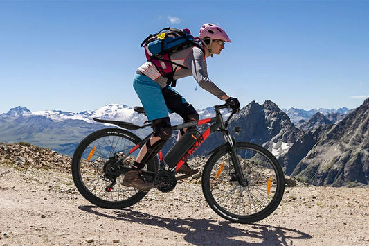 VARUN bicicleta eléctrica con ciclista disfrutando de una ruta al aire libre