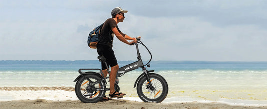 persona disfrutando de un recorrido largo con una bicicleta eléctrica VARUN
